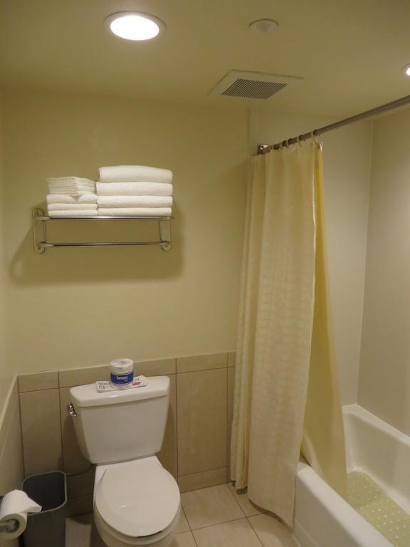 Anaheim Desert Inn & Suites Bilik gambar