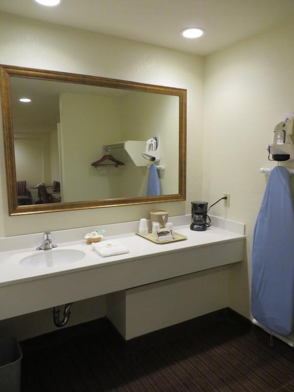 Anaheim Desert Inn & Suites Bilik gambar