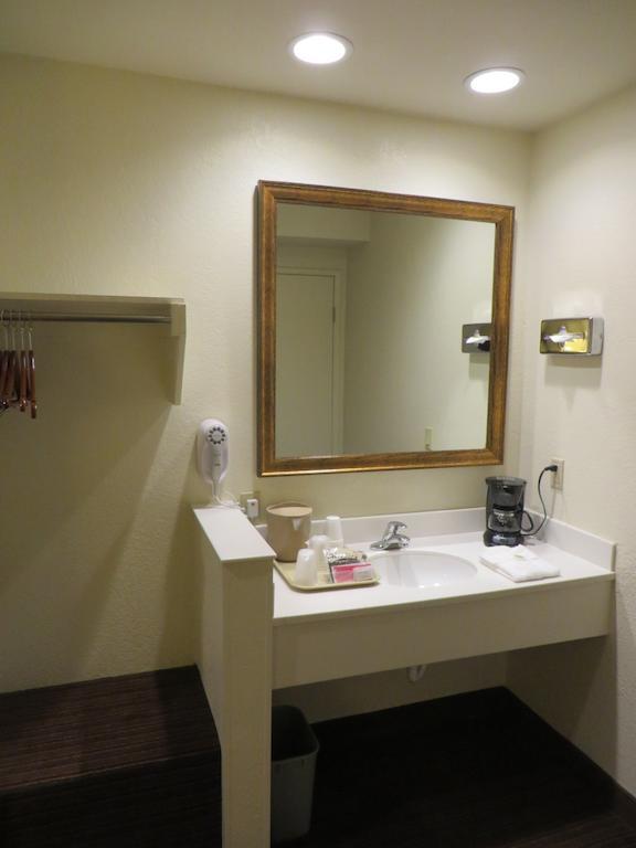Anaheim Desert Inn & Suites Bilik gambar